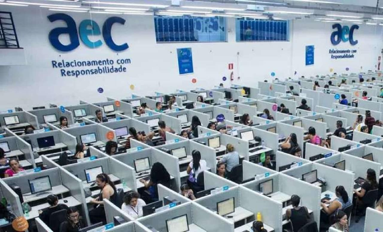Operação de atendimento da AeC com centenas de posições de trabalho