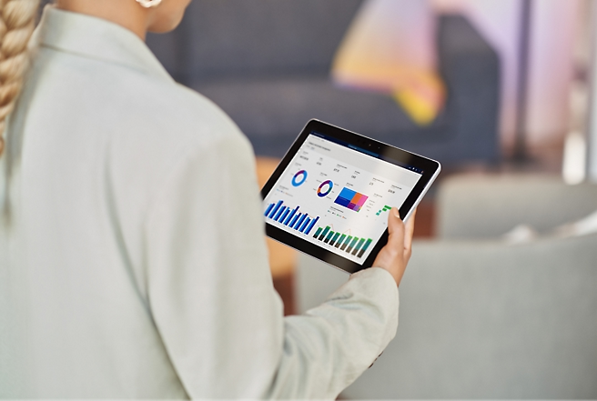 Profissional analisando dashboards em tablet